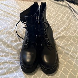 Women’s heeled lace up boot